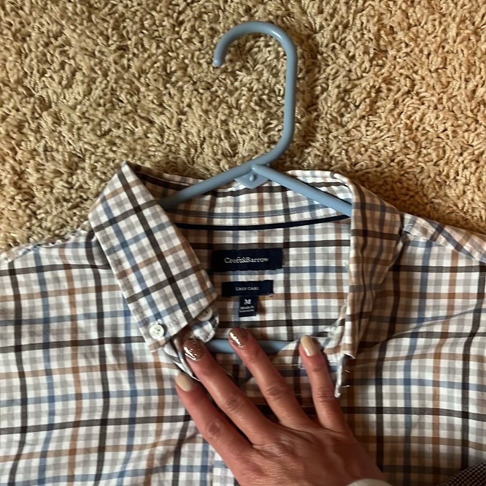 Two button ups - Picture 4 of 4